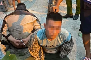 Dân vây bắt hai thanh niên chở theo súng điện tự chế, xác chó
