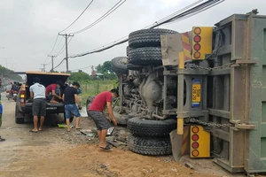 Xe ben nổ lốp, tông dải phân cách, lật ngang ở làn xe máy