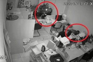 Bốn tên trộm phá cửa vào công ty khoắng sạch tài sản