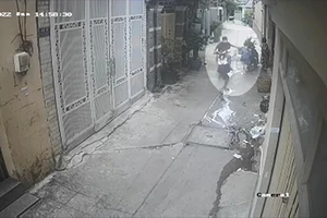 Bé trai 7 tuổi bị cướp giật iPad trên tay