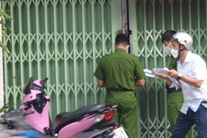 Con trai sát hại mẹ và gì ruột rồi ra cửa đứng