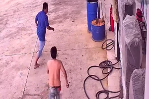 Dùng kéo đâm trọng thương nhân viên cây xăng