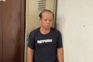 Bắt được người đàn ông trộm nắp chắn rác ở Cầu Thủ Thiêm 2