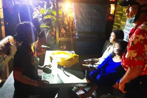 Cảnh sát phá cửa cứu 3 mẹ con kẹt trong đám cháy 