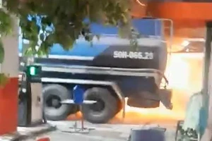 Cháy ở cây xăng lúc xe bồn đang tiếp nhiên liệu