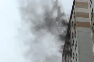 Cháy căn hộ tầng 19 ở chung cư, người dân sơ tán