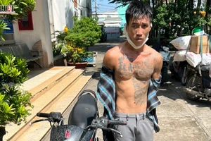 Cướp giật bị nạn nhân kéo xe, té xuống đường, bị đặc nhiệm bắt gọn