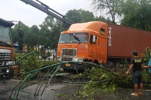 Xe container mất lái tông văng dải phân cách, Quốc lộ 1 kẹt cứng