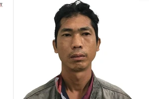 Đâm thương vong 2 cha con rồi leo mái nhà cố thủ