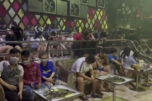 63 nam nữ thanh niên phê ma túy trong bar Paradise