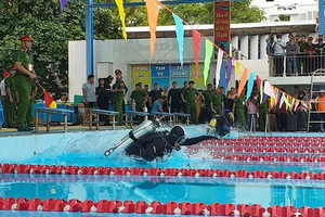 Cảnh sát PCCC bơi 100 mét, di chuyển hình nộm 40kg chỉ 172 giây