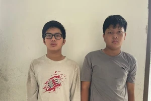 2 thanh niên 17 tuổi giả hình sự, kiểm tra người đi đường rồi cướp
