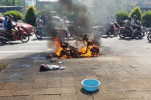 Xe Attila cháy rụi khi đang chạy trên đường Trường Chinh