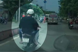 2 thiếu niên giật đồ làm cô gái té ngã xuống đường bị mời làm việc