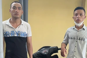 Hai cô gái bị cướp giật iPhone đạp té trên đường Lũy Bán Bích