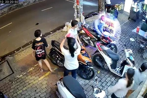 Trộm thản nhiên bẻ khóa, xung quanh 5 người đứng nhìn