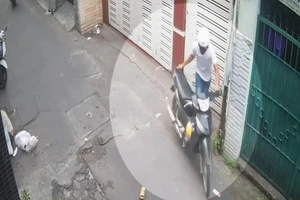 Thản nhiên đẩy xe ra chỗ khuất rồi phá khóa, ăn trộm