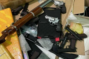 Công an phát hiện kho súng, công cụ hỗ trợ khủng ở Nhà Bè