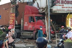 Container đâm sập tiệm vàng sau khi húc xe máy ở đường CMT8