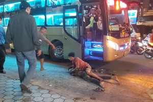 Tài xế xe khách bị 2 người chở dừa đâm gục trên Quốc lộ