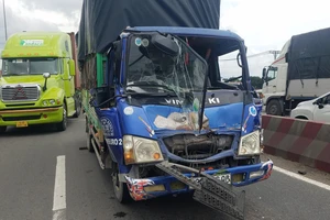 Tông xe liên hoàn trên cầu vượt An Sương, 1 tài xế kẹt trong cabin