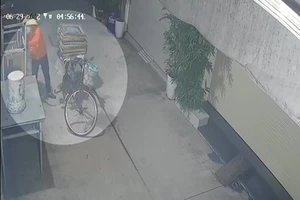 Người phụ nữ mua ve chai ‘nhặt’ 100 khung in hàng chục triệu ở Bình Tân