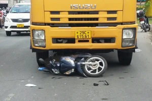 Xe tải đổ dốc cầu Chà Và cuốn xe máy vào gầm, 1 người thoát chết