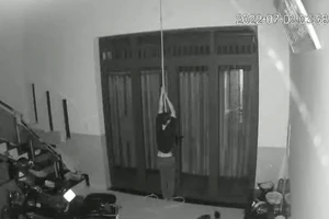 Chui qua chỗ thông gió, đu dây xuống nhà trộm tài sản