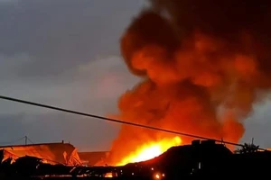 Xưởng nhựa cháy lúc sáng, tối lại bùng cháy trở lại