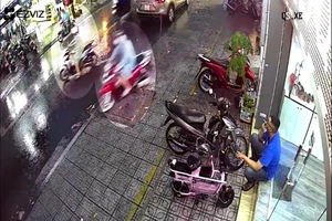 Trộm chỉ dao đe dọa người dân để đồng bọn lấy xe Sh ở Gò Vấp