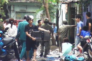 Xưởng giày dép bốc cháy dữ dội, người dân náo loạn