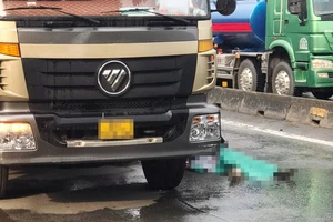 Đi giao hàng, người phụ nữ va chạm với xe tải, tử vong