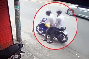 Thiếu nữ bị trộm xe đạp vào người, kéo lê trên đường