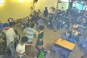 Khách hỗn chiến, chủ quán ốc cũng bị vạ lây