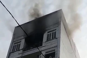Cháy nhà bốn tầng ở Bà Điểm, người dân hoảng loạn