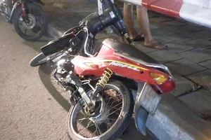 Bị truy đuổi, thanh niên nghi cướp giật nhảy xuống kênh nước đen