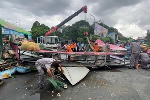 Cổng chào cao 5m ở Đầm Sen đổ sập trong gió lớn