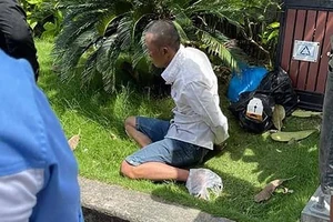 Người đàn ông cầm dao đâm loạn xạ 3 người đi đường