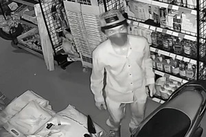 Trộm đột nhập vào nhà lấy một đôi dép, một cái nón và chiếc xe máy