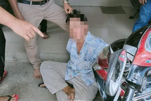Dân vây bắt người đàn ông giật 2 sợi dây chuyền vàng