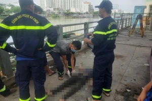 Người đàn ông ngoài 50 tuổi nhảy cầu Kênh Tẻ xuống sông