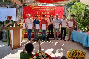 Một nhà có cháy, hàng xóm ngay lập tức chạy cứu