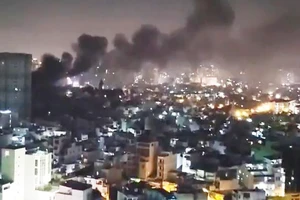 Kho giày dép vắng người bốc cháy dữ dội trong đêm