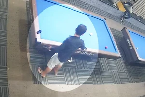 Đánh bida rồi tiện tay chôm điện thoại của chủ tiệm