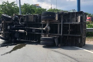 Mất phanh, xe tải cẩu lật ngang trên Quốc lộ 1