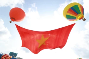 Quốc kỳ 1800 m2 được khinh khí cầu kéo lên trong ‘Tết Độc Lập’