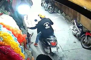 Đi xe tay ga cướp giật iPhone X ở Chợ Đại Quang Minh