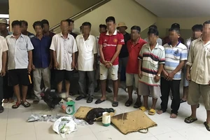 Công an vây ráp bắt trường gà ở bãi đất trống vào ngày 2-9
