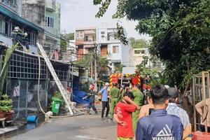 Cháy nhà vắng chủ, cảnh sát leo mái tôn dập lửa