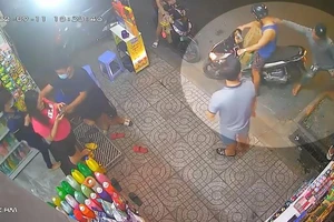 2 thanh niên đóng giả người mua sữa để cướp giật dây chuyền vàng